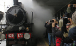 Per i 170 anni della Torino-Alessandria-Genova in transito alla stazione un treno a vapore del 1911