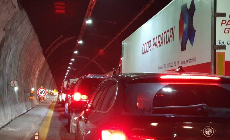 Disastro autostrade: camion perde carico in autostrada, code chilometriche, proteste dei conducenti