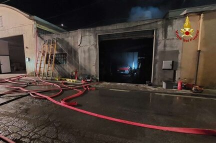 Capannone in fiamme a Busalla, incendio spento anche dai Vigili del Fuoco di Novi