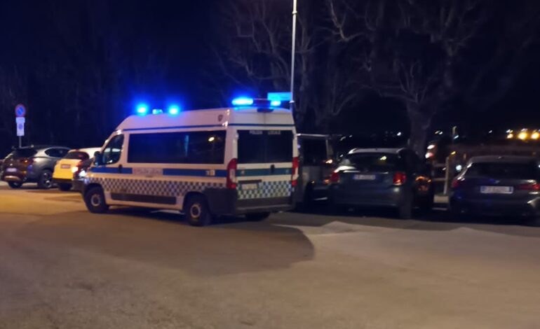 Fanno un incidente in auto e poi se ne vanno a piedi