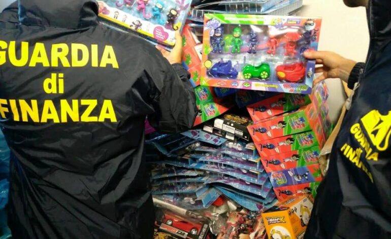 100.000 articoli fuori norma sequestrati dalle Fiamme Gialle, multa per i titolari del magazzino