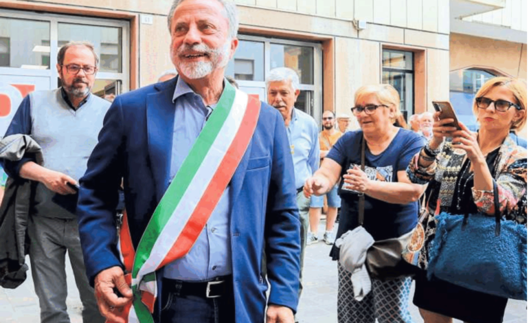 Dopo la “Vittoria di Pirro” il Sindaco Muliere va in confusione e indossa la fascia tricolore al contrario