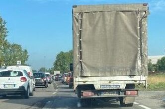 Lavori in corso e un camion fuori strada rallentano la viabilità alle porte di Alessandria