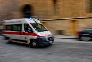 Pestaggio “a senso unico” in centro, la vittima finisce all’ospedale