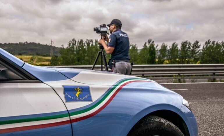 Mentre percorrono l’autostrada guardano un incidente sulla carreggiata opposta e si tamponano