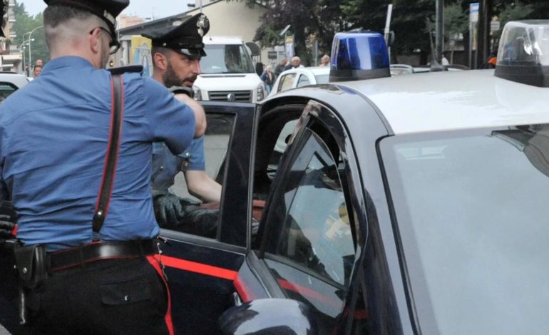 Spara contro l’auto dopo il litigio: arrestato per tentato omicidio