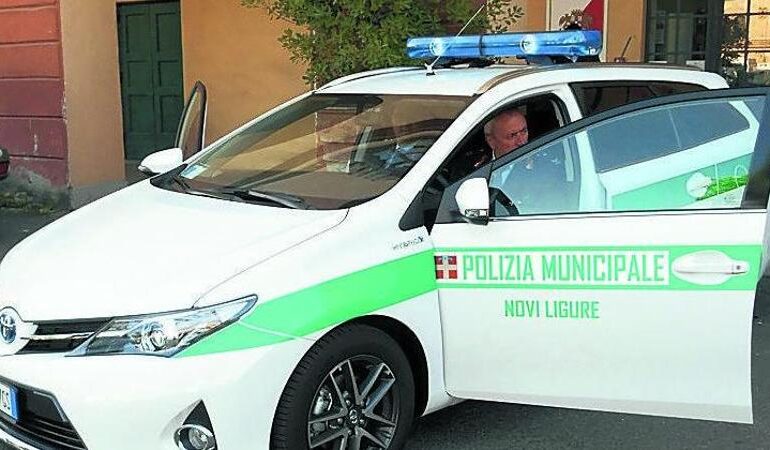 I vigili urbani di Novi inseguono invano un ladro che è bloccato da un operaio extracomunitario