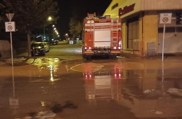 Perdita d’acqua da un tubo del supermercato Gulliver, i tecnici di Am+ sono intervenuti e hanno riparato la falla