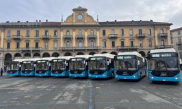 Finalmente torna il metano che ci dà una mano: i nuovi autobus “schierati” in Piazza Garibaldi