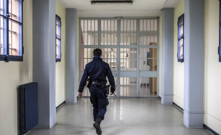 Detenuto marocchino inghiottisce detersivo per farsi portare in ospedale e tentare la fuga: bloccato dagli agenti