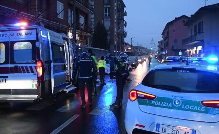 Donna investita mentre attraversa la strada finisce all’ospedale