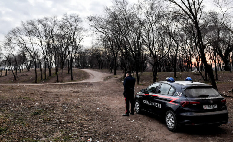 Far West a Milano: sparatoria nel bosco della droga, un marocchino in ospedale