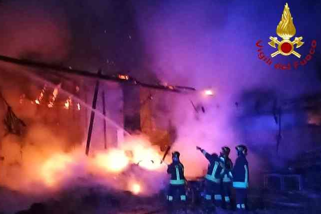 Brucia il tetto di una cascina, nessuna vittima