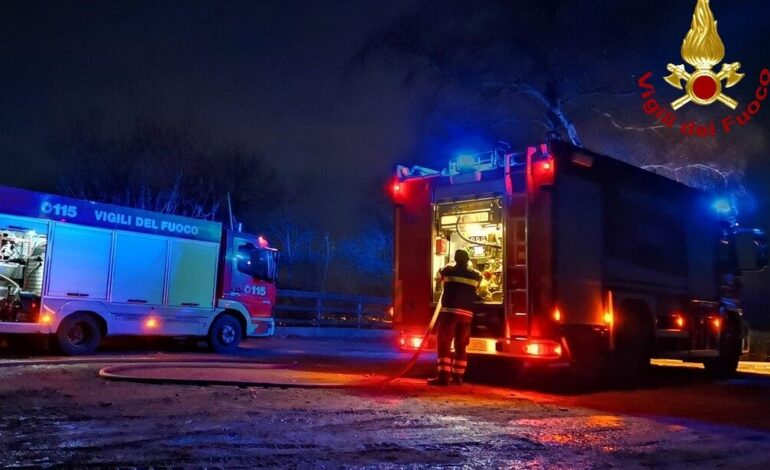 Trovato un corpo carbonizzato in una stalla andata a fuoco: salvi i cavalli che erano al pascolo