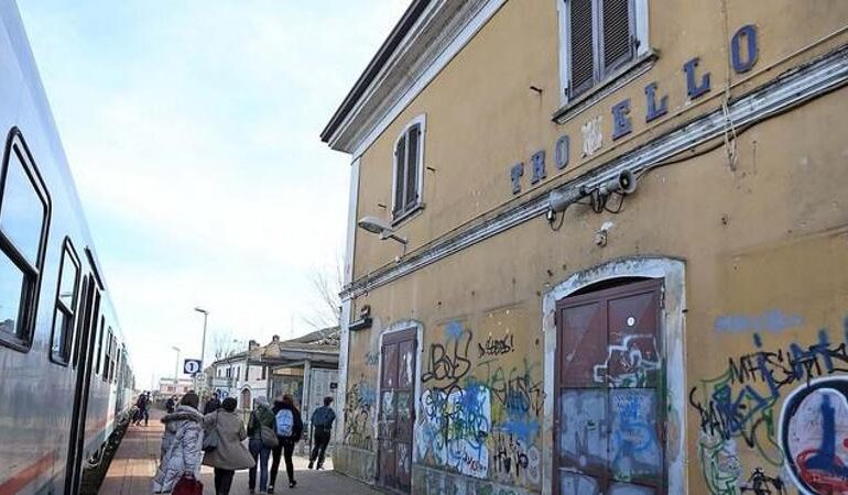 Rissa davanti alla stazione: si prendono a cazzotti e poi scatenano il caos anche sul treno