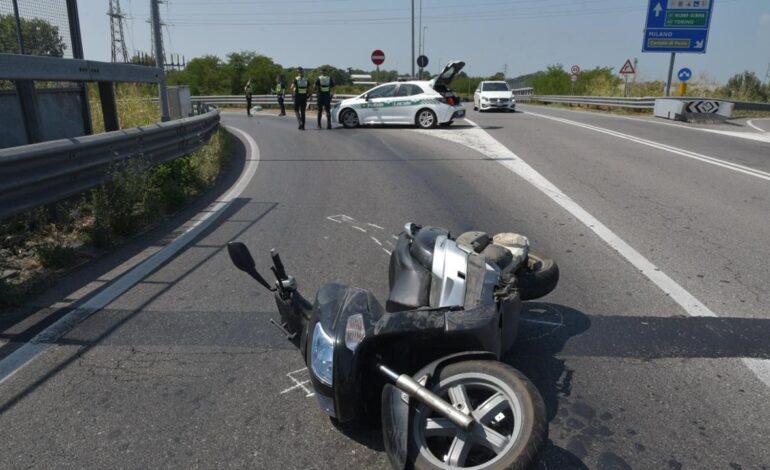 Con lo scooter contro il guard rail: giovane di 21 anni in codice rosso all’ospedale