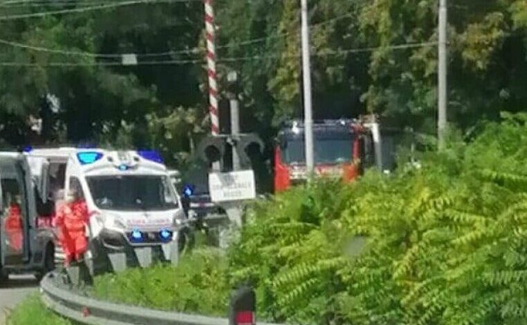 Motociclista incastrato con la moto tra le sbarre del passaggio a livello