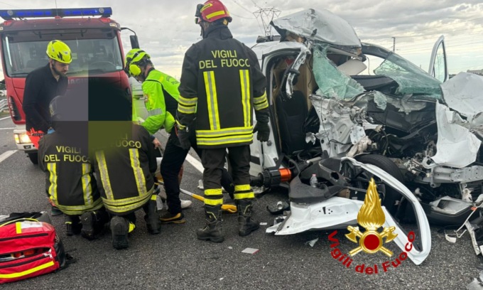 Auto contro camion: due feriti