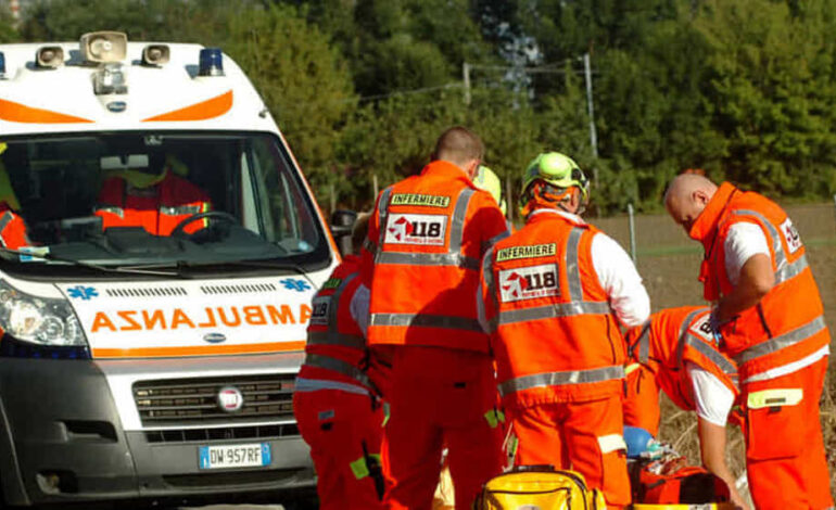 Donna in bici muore travolta da un camion