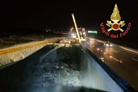 Chiusa l’autostrada per una perdita di acido da un Tir