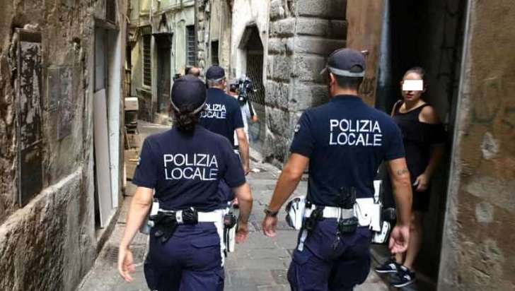 Rubano un furgone e causano un incidente