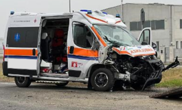 Ambulanza contro auto sulla A26: un ferito non grave