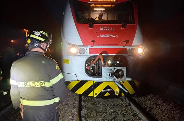 Una donna si toglie la vita buttandosi sotto un treno alla stazione ferroviaria