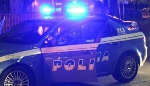 Albanese fuori di testa picchia la moglie poi danneggia l’auto della Polizia