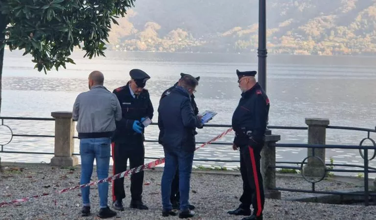 Si siede su una pachina del lungolago, estrae la pistola e si spara alla tempia