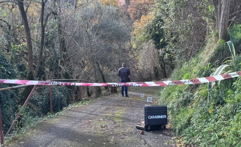 Trovato un cadavere nel bosco sotto Via Pratola