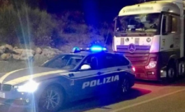 Coppia esibizionista fa sesso in una piazzola dell'A12 davanti ai camionisti