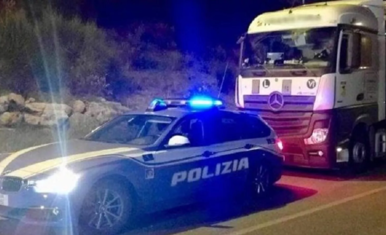 Coppia esibizionista fa sesso in una piazzola dell’A12 davanti ai camionisti