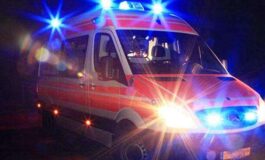 Scontro nella notte fra due auto lungo la rotonda: un morto