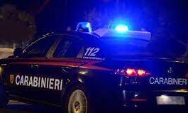 Auto fuori controllo nella notte va a sbattere contro cartelli stradali e auto parcheggiate: conducente all’ospedale