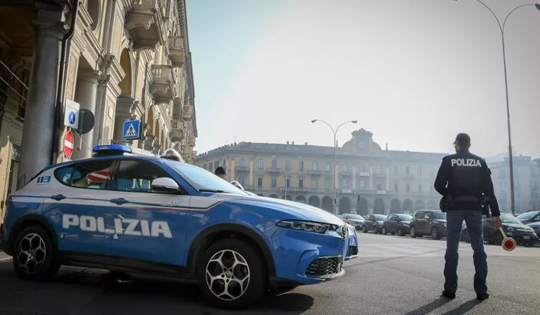 Extracomunitario crede che abbiano sequestrato la sua compagna e minaccia un condomino con un cacciavite, poi aggredisce due Agenti di Polizia, ora è al Cpr di Gradisca d’Isonzo per l’espulsione dall’Italia